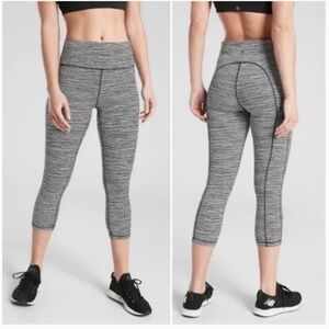 ATHLETA Ultimate Capri Leggings Black White Space Dye Size Large